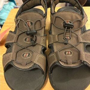 BNWT Weatherproof brand men’s 8M brown sandals Charlie Brown style toggle strap